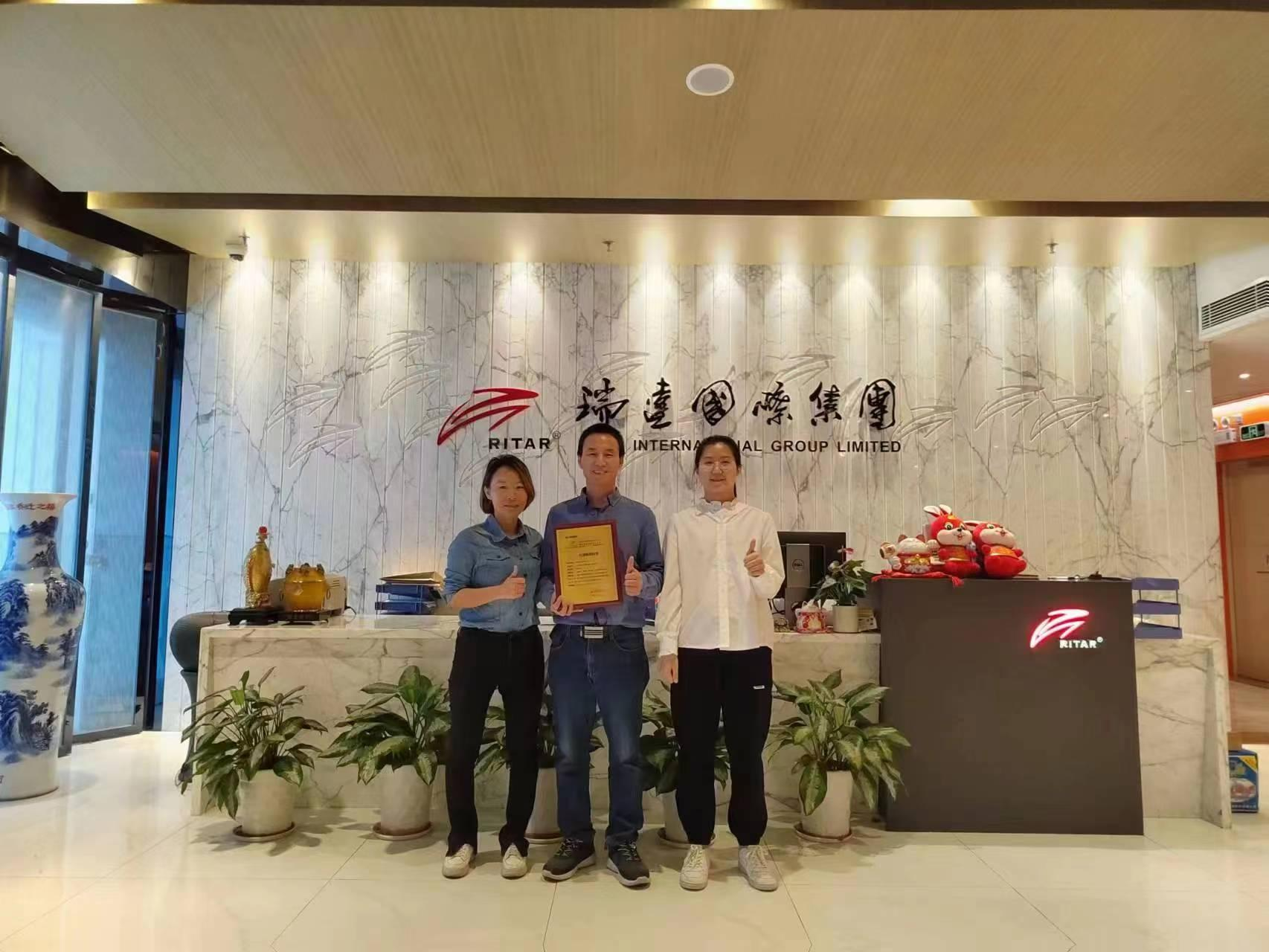 瑞达电源代理商权证合影1 瑞达电源代理商权证合影1